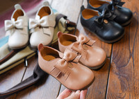 Modern gyerekcipő lányoknak 3D elemmel, három színben