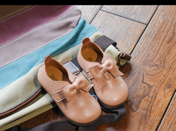 Μοντέρνα παιδικά παπούτσια για κορίτσια με τρισδιάστατο στοιχείο σε τρία χρώματα