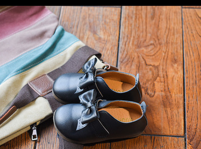 Modern gyerekcipő lányoknak 3D elemmel, három színben