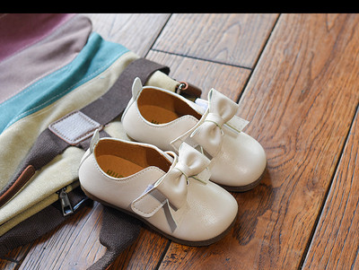 Modern gyerekcipő lányoknak 3D elemmel, három színben