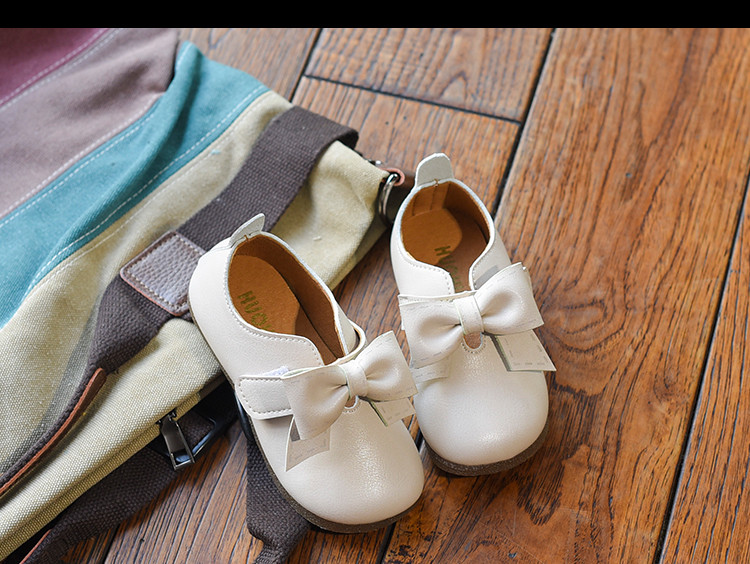 Modern gyerekcipő lányoknak 3D elemmel, három színben