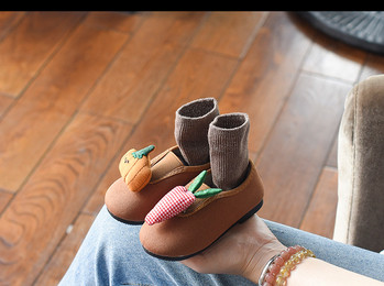 Καθημερινά παιδικά παπούτσια με τρισδιάστατα στοιχεία σε τρία χρώματα