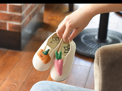 Alkalmi gyerekcipő 3D elemekkel három színben