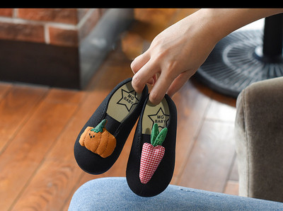 Alkalmi gyerekcipő 3D elemekkel három színben