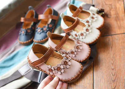 Модерни детски сандали за момичета с флорални елементи в три цвята