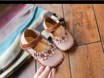 Μοντέρνα παιδικά σανδάλια για κορίτσια με floral στοιχεία σε τρία χρώματα