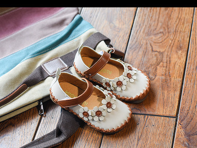 Μοντέρνα παιδικά σανδάλια για κορίτσια με floral στοιχεία σε τρία χρώματα