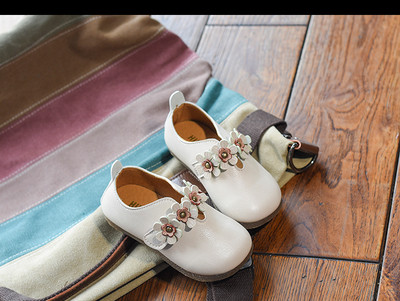 Eжедневни детски обувки с лепенки и флорални елементи