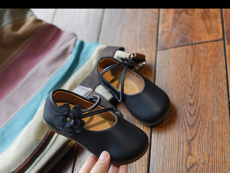 Modern gyerekszandál három színben