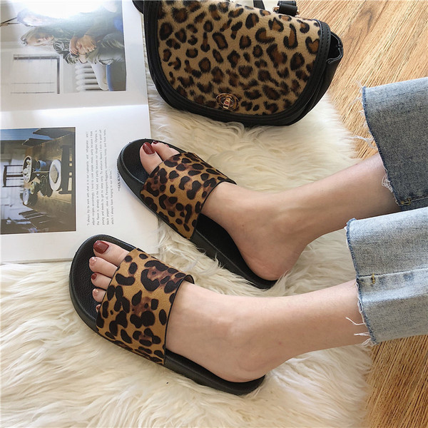 Актуални дамски чехли с леопардов десен