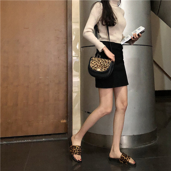 Актуални дамски чехли с леопардов десен