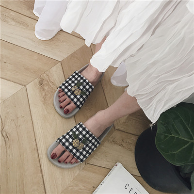 Карирани дамски чехли с бродерия в два цвята