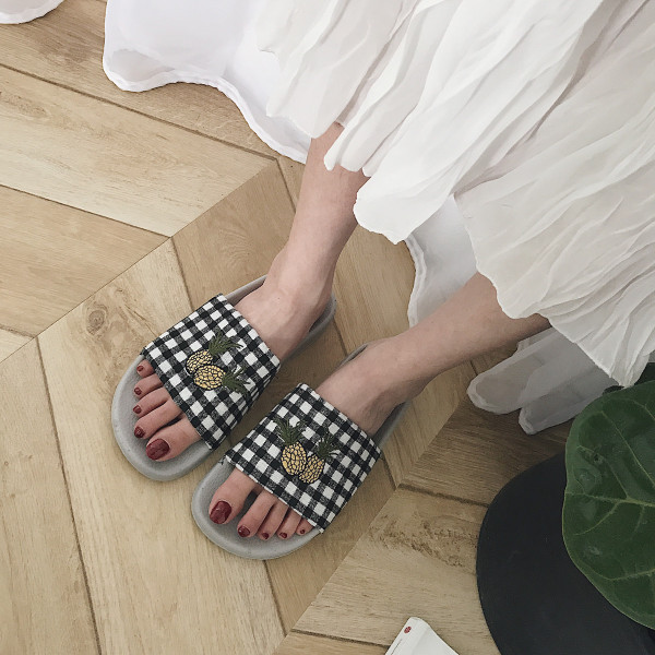 Карирани дамски чехли с бродерия в два цвята