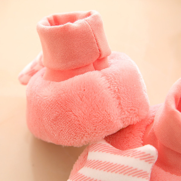 Бебешки обувки с 3D елемент звезда е два цвята