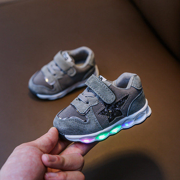 Бебешки обувки с светеща подметка в сив,черен и червен цвят