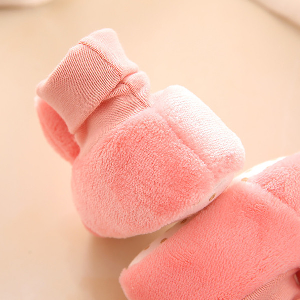 Бебешки обувки е розов и кремав цвят