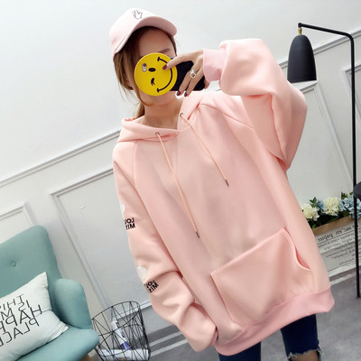 Модерен дамски суичър с надписи на ръкавите 