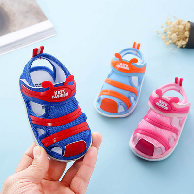 Бебешки сандали в три цвята с лепенки и надпис