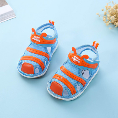 Бебешки сандали в три цвята с лепенки и надпис