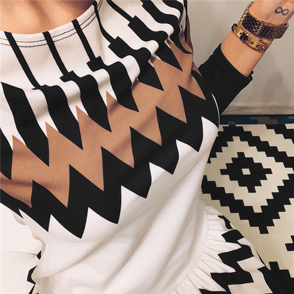 Стилна дамска рокля разкроен модел с дълъг ръкав 