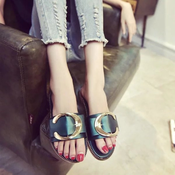 Актуални дамски чехли с метална декорация в няколко цвята