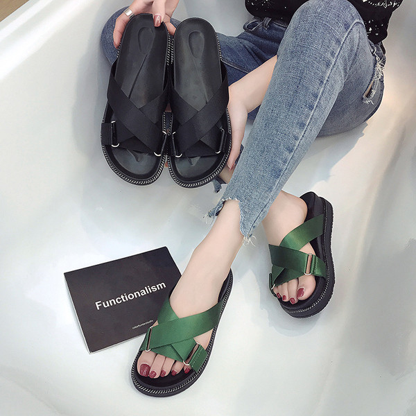 Дамски модерни чехли в зелен и черен цвят