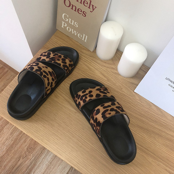 Дамски актуални чехли с леопардов десен