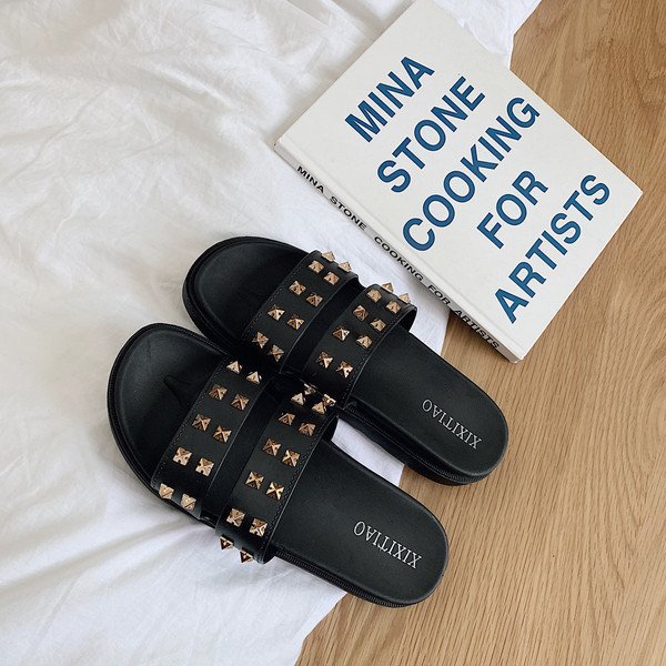 Нов модел дамски чехли с метални елементи в черен цвят