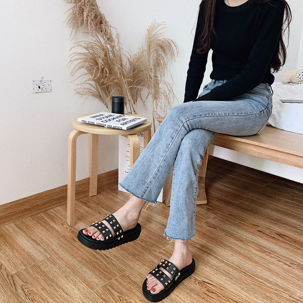 Нов модел дамски чехли с метални елементи в черен цвят