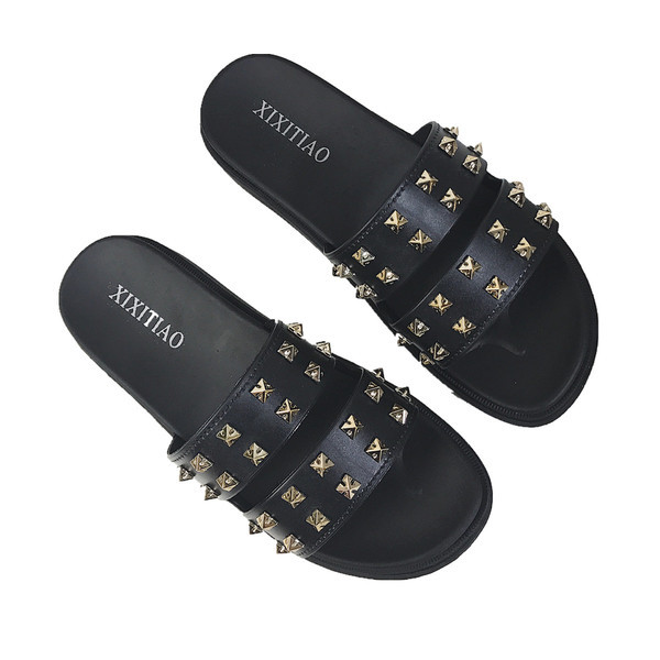 Нов модел дамски чехли с метални елементи в черен цвят