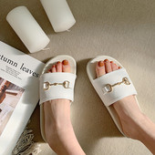 Модерни чехли с метална декорация в черен и бял цвят