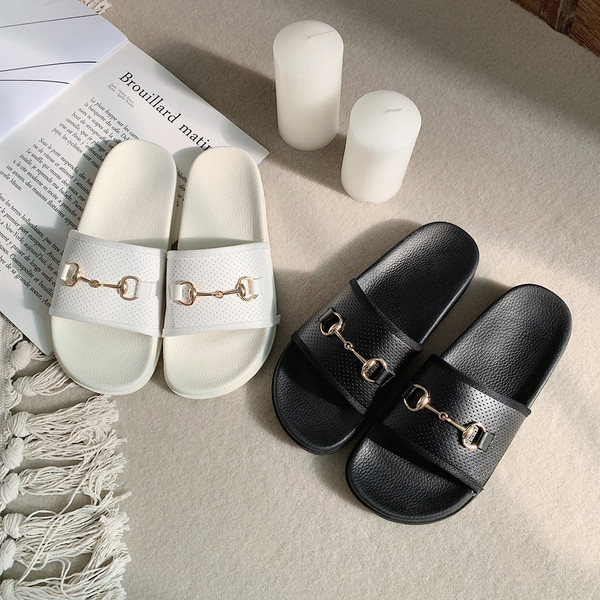 Модерни чехли с метална декорация в черен и бял цвят