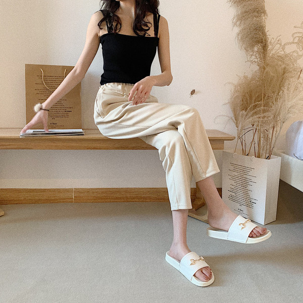 Модерни чехли с метална декорация в черен и бял цвят