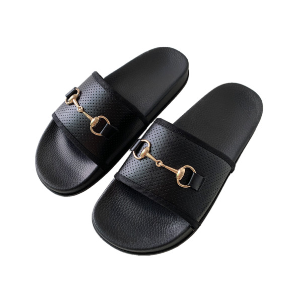 Модерни чехли с метална декорация в черен и бял цвят