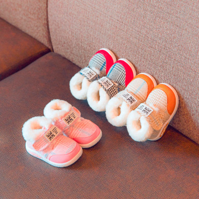 Бебешки обувки с надпис и лепенка в три цвята