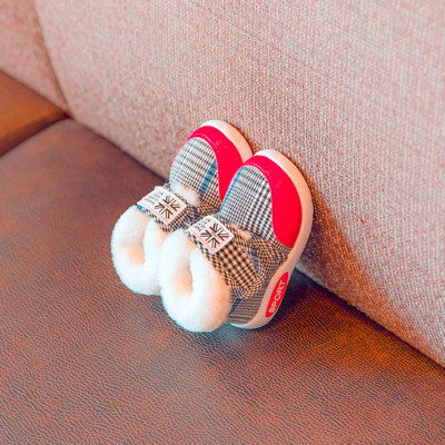 Бебешки обувки с надпис и лепенка в три цвята