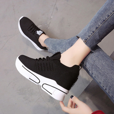 НОВ модел дишащи дамски маратонки в черен и бял цвят