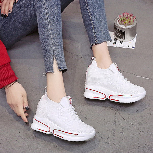 НОВ модел дишащи дамски маратонки в черен и бял цвят