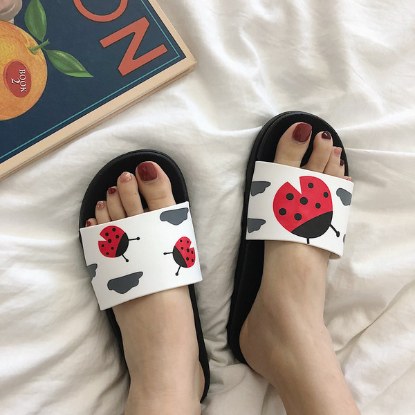 Дамски чехли с апликация в черен и бял цвят