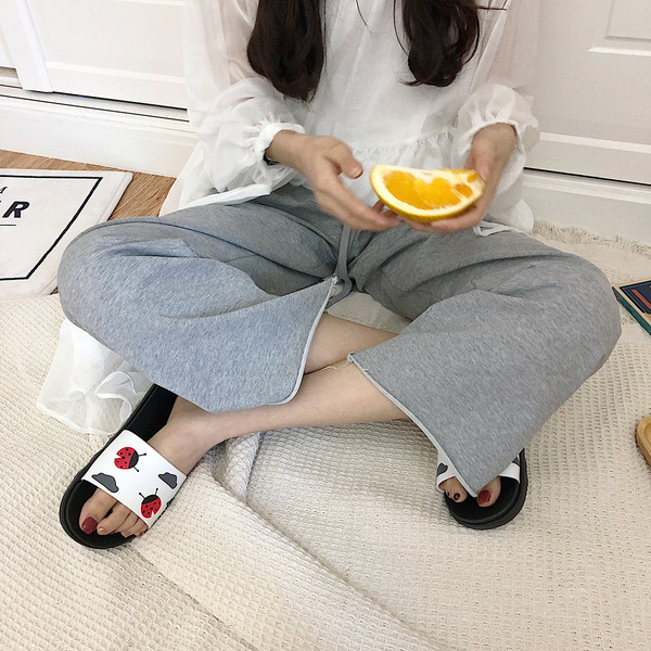 Дамски чехли с апликация в черен и бял цвят