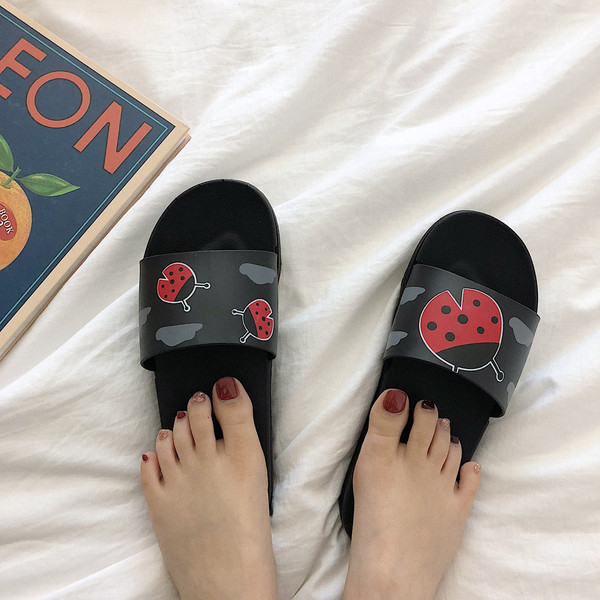 Дамски чехли с апликация в черен и бял цвят