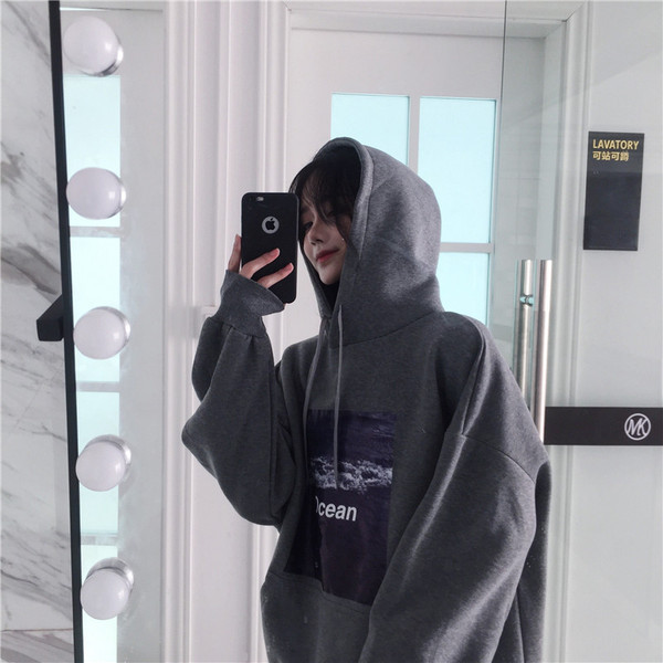 Модерен дамски суичър в сив цвят широк модел