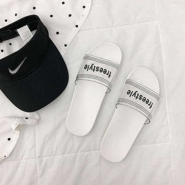 Прозрачни дамски чехли с надпис в черен и бял цвят