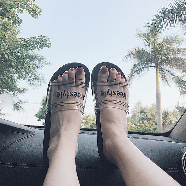 Прозрачни дамски чехли с надпис в черен и бял цвят