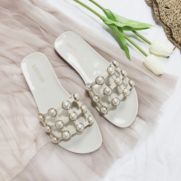 Модерни дамски чехли с перли в черен и бял цвят