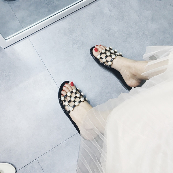 Модерни дамски чехли с перли в черен и бял цвят