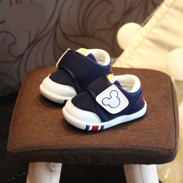 Бебешки обувки с три лепенки в три цвята