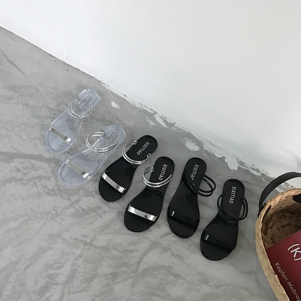 Нежни дамски чехли с лъскаво покритие в три цвята