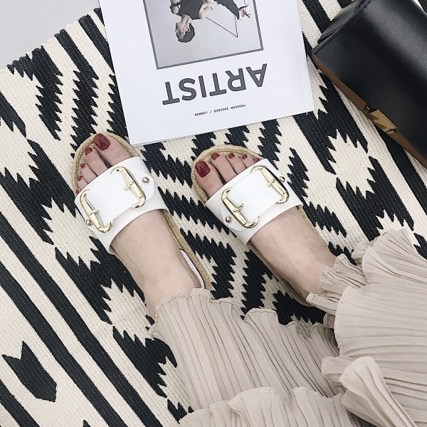 Дамски ежедневни чехли с метална катарама в три цвят