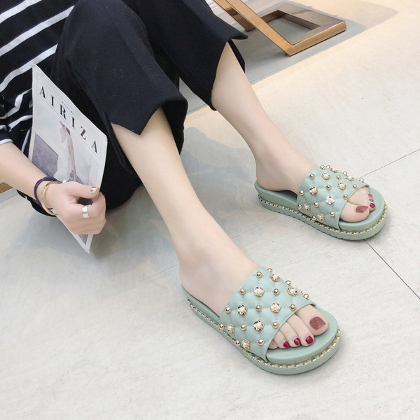 Дамски модерни чехли с декорация в няколко цвята